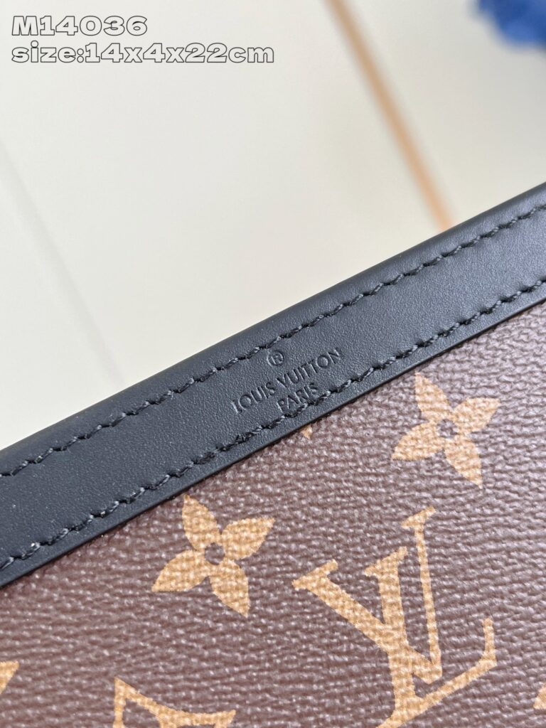 Dettaglio in pelle e monogramma Louis Vuitton su accessorio di lusso elegante.
