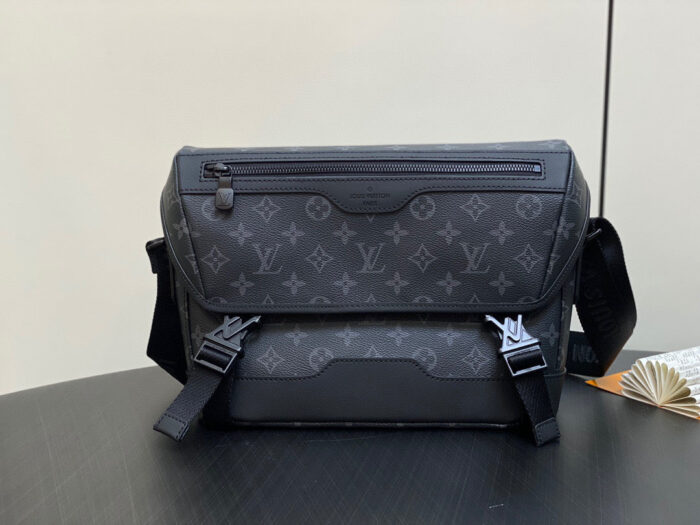 Borsa Messenger Louis Vuitton nero con monogramma, chiusura a flap e tracolla elegante.