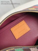 Etichetta Louis Vuitton dentro borsa di lusso, qualità e craftsmanship autentici.