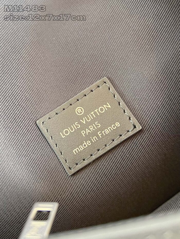 Dettaglio interno della borsa Louis Vuitton autentica, made in France, con logo in pelle e dettagli eleganti.