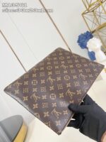 Clutch Louis Vuitton Monogram, elegante, di alta qualità, perfetta per uno stile raffinato e lussuoso.