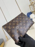 Clutch Louis Vuitton Monogram in pelle elegante con catena oro, stile sofisticato e versatile.