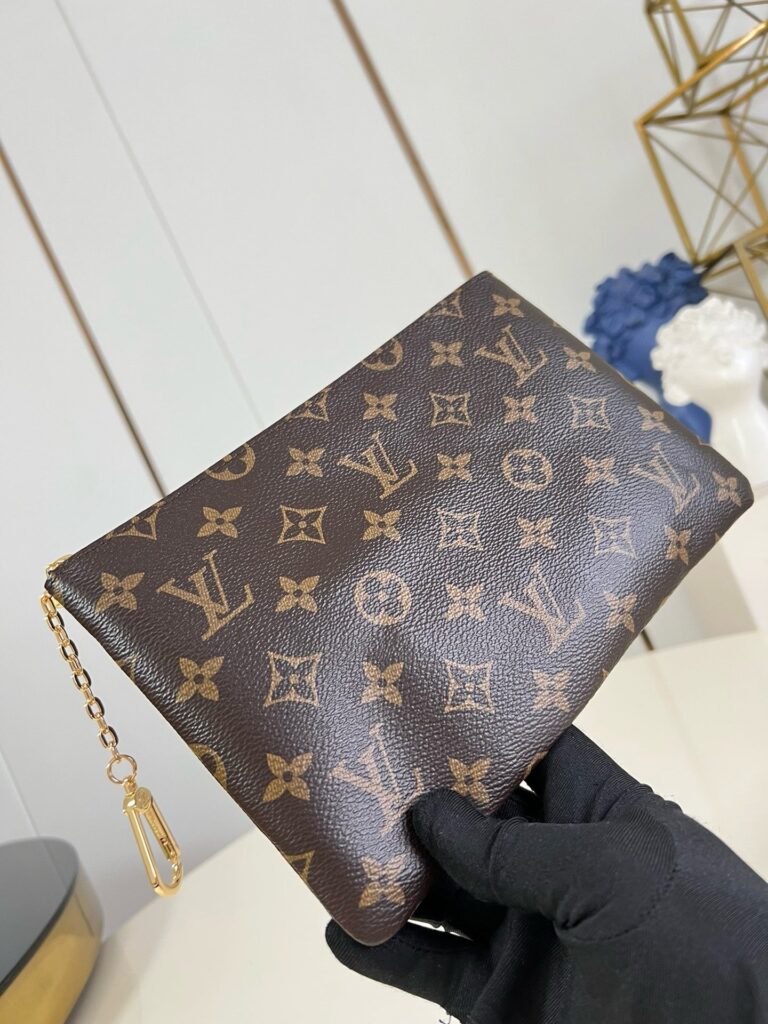 Clutch Louis Vuitton Monogram in pelle elegante con catena oro, stile sofisticato e versatile.