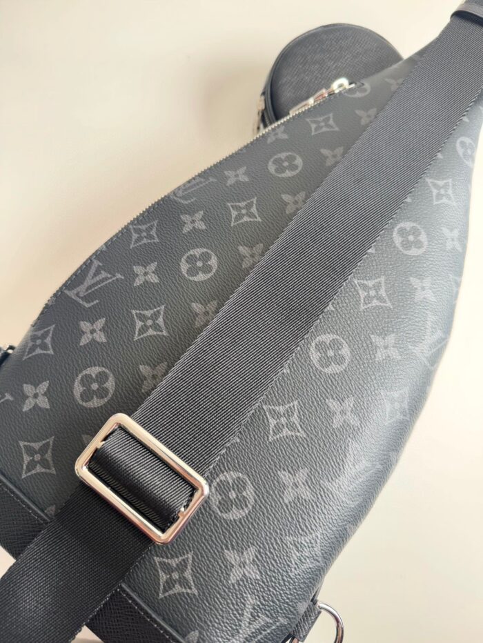 Borsa elegante in charcoal con logo embossato, tracolla regolabile e design moderno.