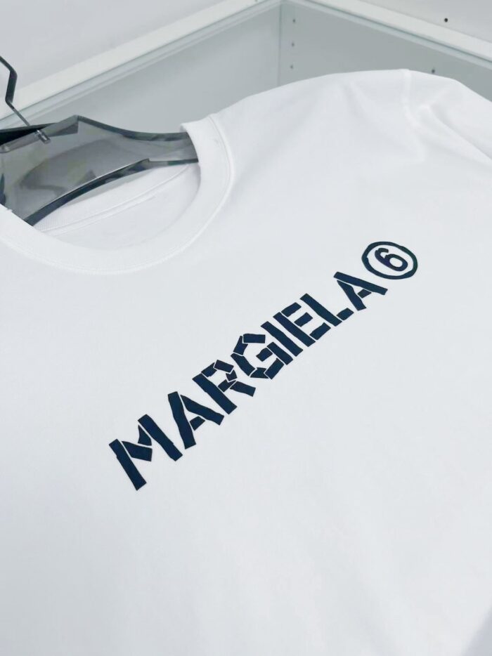 T-shirt bianca Margiela con logo blu in stile minimalista e design moderno.