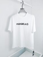 T-shirt bianco Margiela con logo nero, stile casual ed elegante, made in high-quality cotton.
