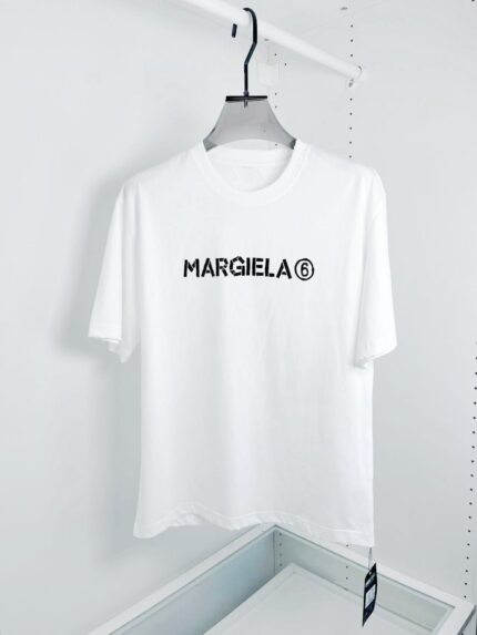 T-shirt bianco Margiela con logo nero, stile casual ed elegante, made in high-quality cotton.