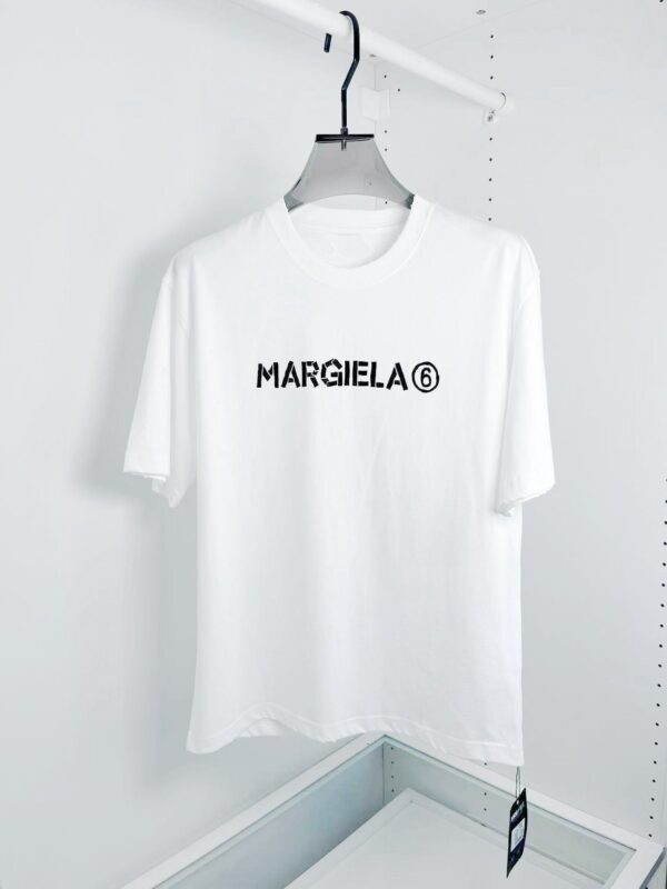 T-shirt bianco Margiela con logo nero, stile casual ed elegante, made in high-quality cotton.