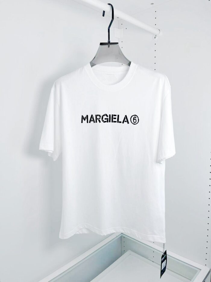 T-shirt bianco Margiela con logo nero, stile casual ed elegante, made in high-quality cotton.