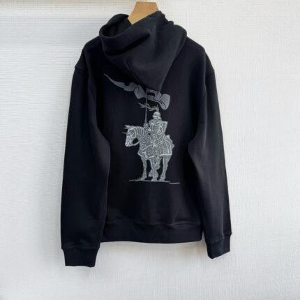 Felpa nera con cavaliere medievale stilizzato sul retro, streetwear elegante e artistico.