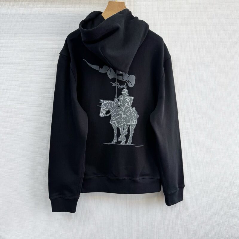 Felpa nera con cavaliere medievale stilizzato sul retro, streetwear elegante e artistico.