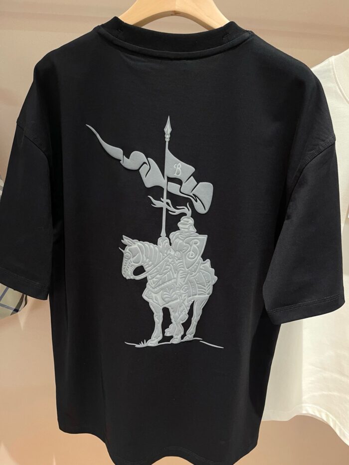 Maglietta nera con cavaliere medievale in sella, grafica dettagliata e stile evocativo.