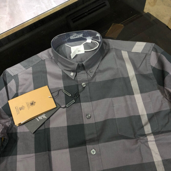 Camicia casual a quadri grigia per uomo, moderna e versatile, adatta a ogni occasione.
