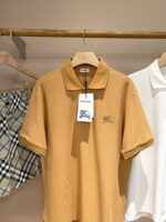 Display di polo da uomo con shorts a quadri in stile moderno e minimalista.