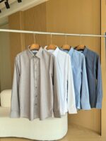 Set di camicie da uomo eleganti su modello moderno, in bianco, grigio e Azzurro, stile raffinato.