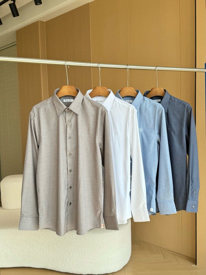 Set di camicie da uomo eleganti su modello moderno, in bianco, grigio e Azzurro, stile raffinato.
