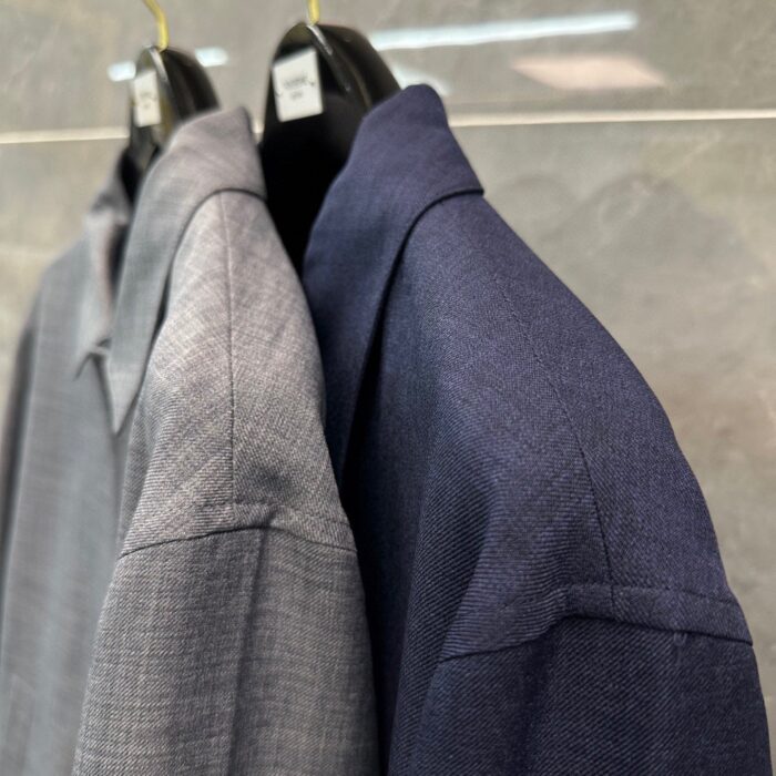 Camice uomo grigio checkered e navy sobrio, tessuti eleganti e dettagli raffinati.