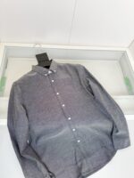Camicia casual maschile grigia in tessuto morbido, elegante e versatile, con bottoni e collo classico.