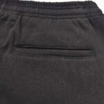 Pantaloni jogger neri uomo, elastici e con tasca funzionale per sport e relax quotidiano.