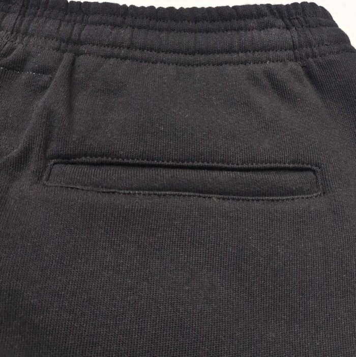 Pantaloni jogger neri uomo, elastici e con tasca funzionale per sport e relax quotidiano.