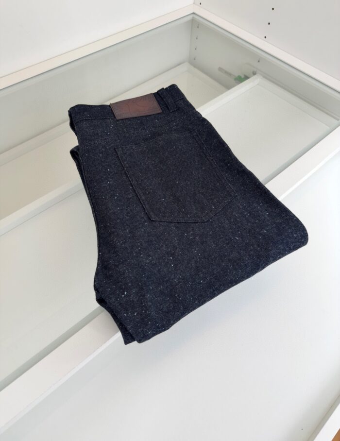 Pantaloni uomo navy in tessuto elegante e casual, stile minimalista e raffinato.