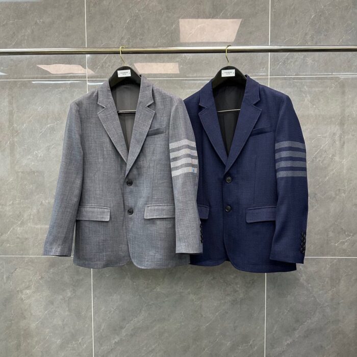 Blazer uomo moderno grigio e navy con dettagli sportivi, versatili e di tendenza.