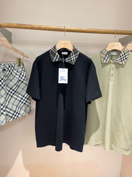 Vetrina di moda uomo con polo nere e verdi, colletto a quadri e shorts coordinati estivi.