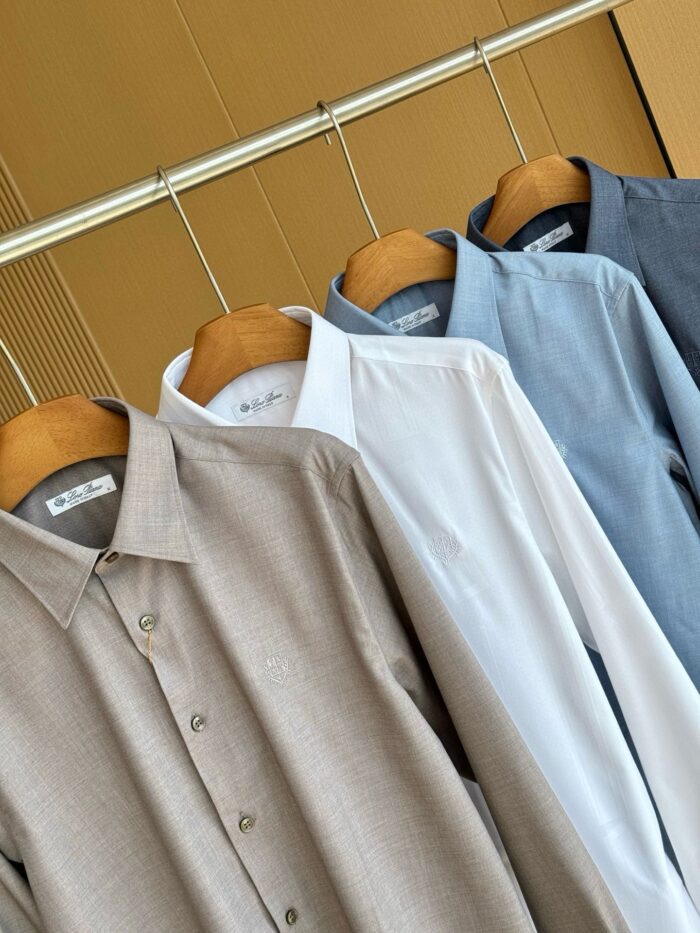 Set di camicie da uomo colorate su gruccia di legno, stile elegante e versatile.