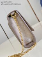 Borsa a spalla elegante in taupe con catena oro e finitura metallizzata raffinata.