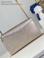 Borsa da sera in lamé con catena dorata e design raffinato, perfetta per occasioni eleganti.