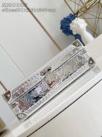 Elegante scatola decorativa in argento con motivi geometrici e dettagli artigianali.