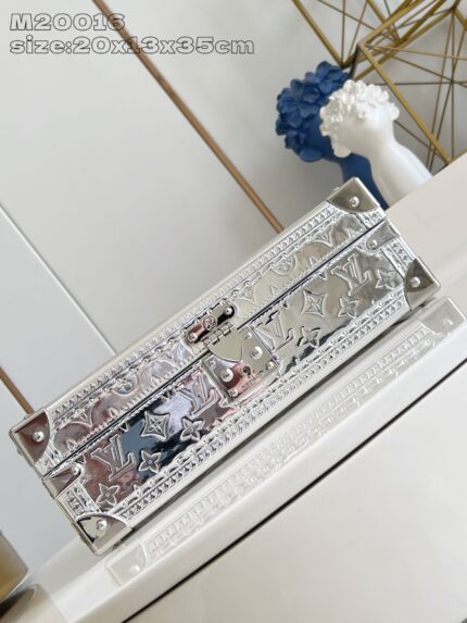Elegante scatola decorativa in argento con motivi geometrici e dettagli artigianali.