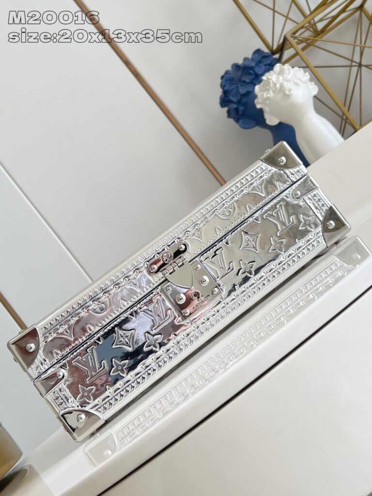 Elegante scatola decorativa in argento con motivi geometrici e dettagli artigianali.