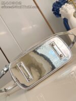 Borsa moderna in metallo argentato con riflessi eleganti e dettagli metallici raffinati.