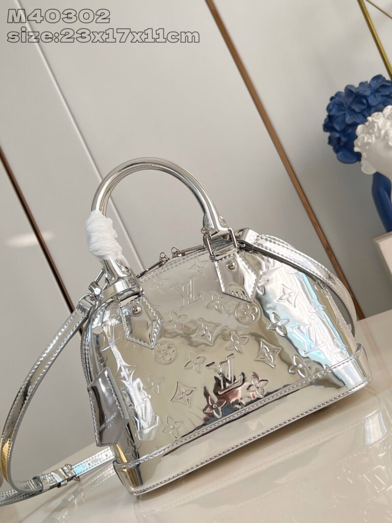 Borsa moderna in metallo silver, elegante, con motivi impressi e manici robusti.