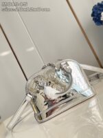 Borsa elegante argento moderna e compatta con dettagli decorativi e tracolla regolabile.