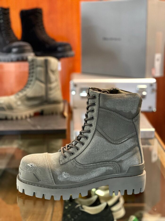 Stivale grigio da outdoor moderno con suola antiscivolo, perfetto per urbano e avventure.
