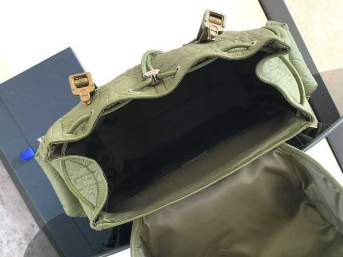 Borsa militare verde oliva aperta, clasps in metallo, design pratico e stile elegante.