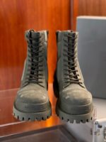 Stivaletti militari verdi robusti con suola antiscivolo, ideali per outdoor e avventure impegnative.