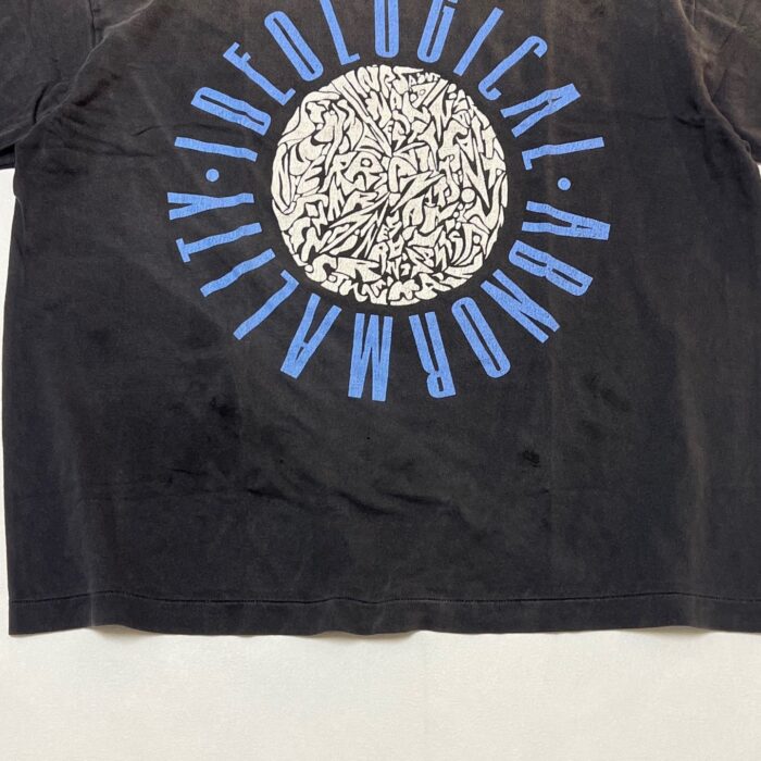 T-shirt urban nero con grafica cervello, scrittoideologico e anarchia, stile vintage e streetwear.