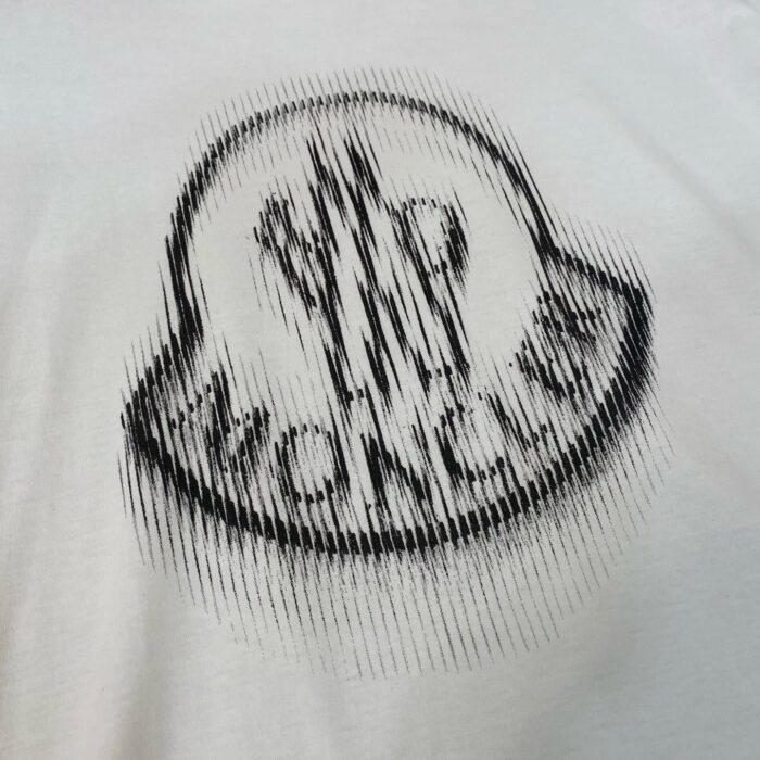 Maglietta con logo circolare stilizzato nero MONCLO e effetto movimento moderno.