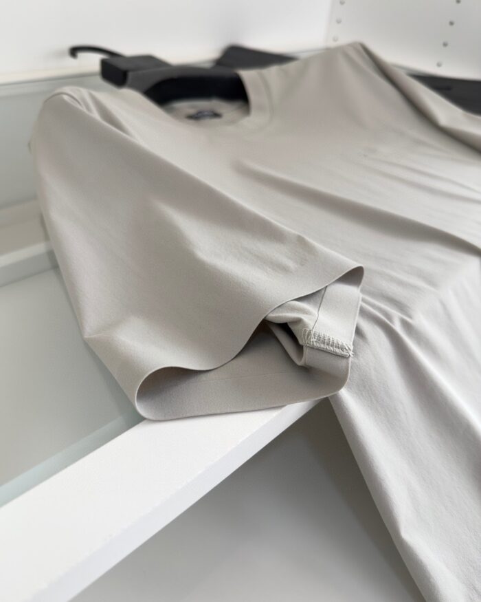 Camicia grigia minimalista, versatile e elegante, perfetta per ogni occasione casual e professionale.