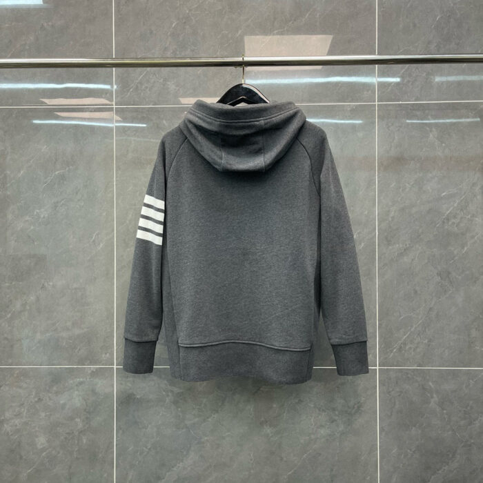 Felpa grigia minimalista con strisce bianche, stile casual e sportivo elegante e confortevole.