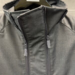 Giacca grigia moderna con zip, collo strutturato e design elegante per ogni occasione.