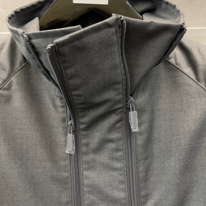 Giacca grigia moderna con zip, collo strutturato e design elegante per ogni occasione.