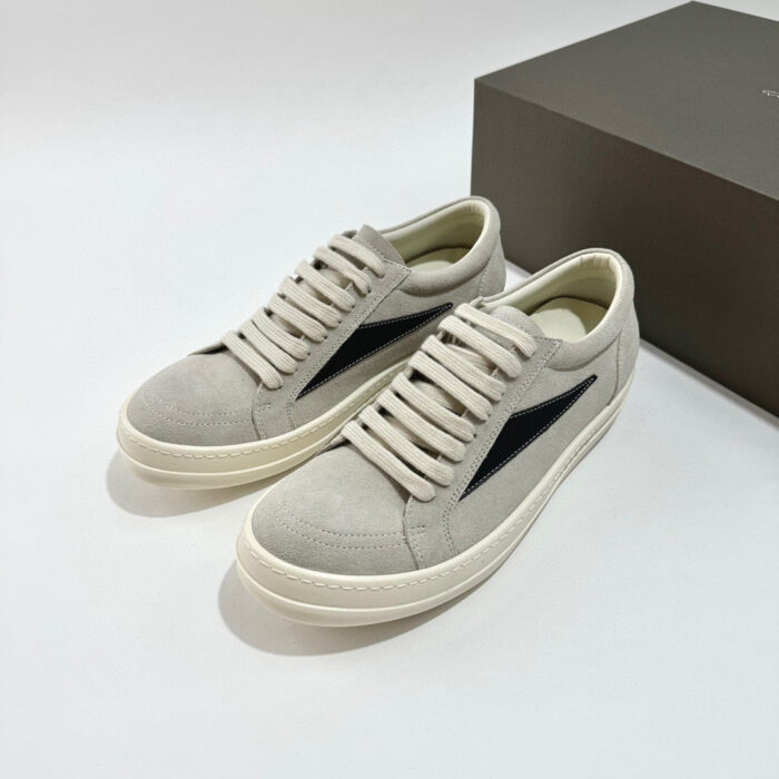 Sneakers beige in tessuto con dettaglio nero e suola spessa, stile casual e confortevole.