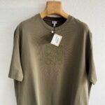Maglietta verde oliva con logo LOVE embossato, stile casual e confortevole per ogni occasione.