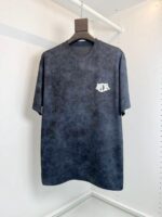 Maglietta nero casual con logo minimalista, stile streetwear e tessuto morbido e versatile.