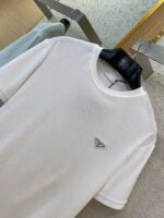 T-shirt bianca elegante con logo minimalista, perfetta per uno stile casual e sofisticato.