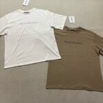 Magliette minimaliste Acne Studios bianca e beige, made in Italia, stile casual e raffinato.